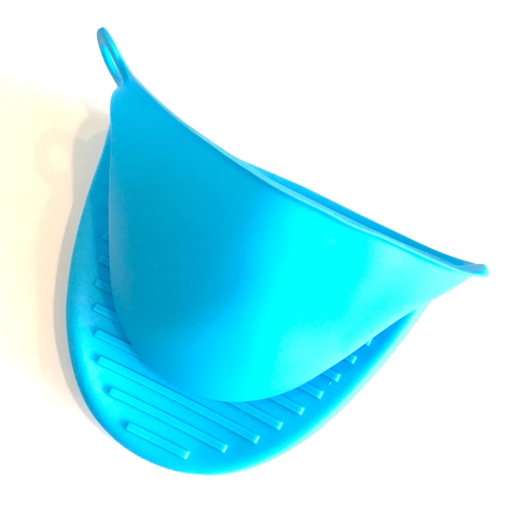 Silicone heat resistant oven mitt pot holder with a loop to hang blue